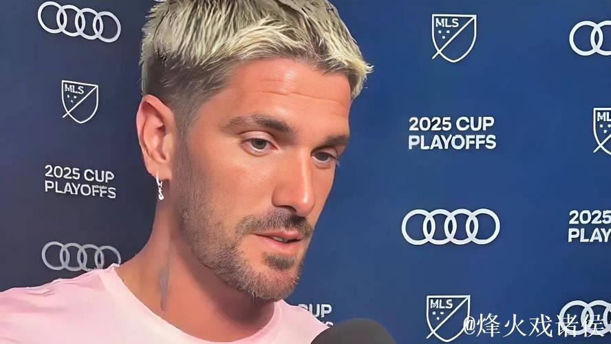 梅西脸带笑容与德保罗同坐面包车后排狭小空间,展现入乡随俗精神。 梅西脸带笑容与德保罗同坐面包车后排狭小空间,展现入乡随俗精神。